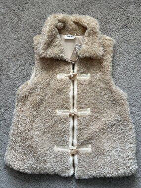 BKE Womens M Cream Faux Fur Sherpa Toggle Vest Après Ski Boho Western Luxe 4366